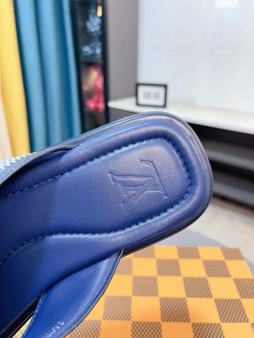 Men's shoes 💰340🌹🌹 (lv-Louis Vuitton) New men's slippers, high-end boutique, exquisite embossed logo decoration on the upper, fine workmanship, super soft soles, casual, loose and comfortable, a must-have in summer! \nsize：38-44